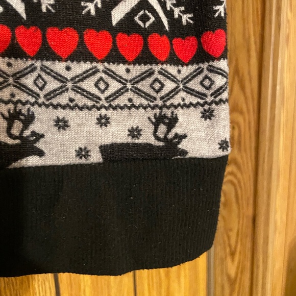 Women’s No Boundaries thin print winter/Christmas 3/4 sleeve sweater. - Picture 7 of 7